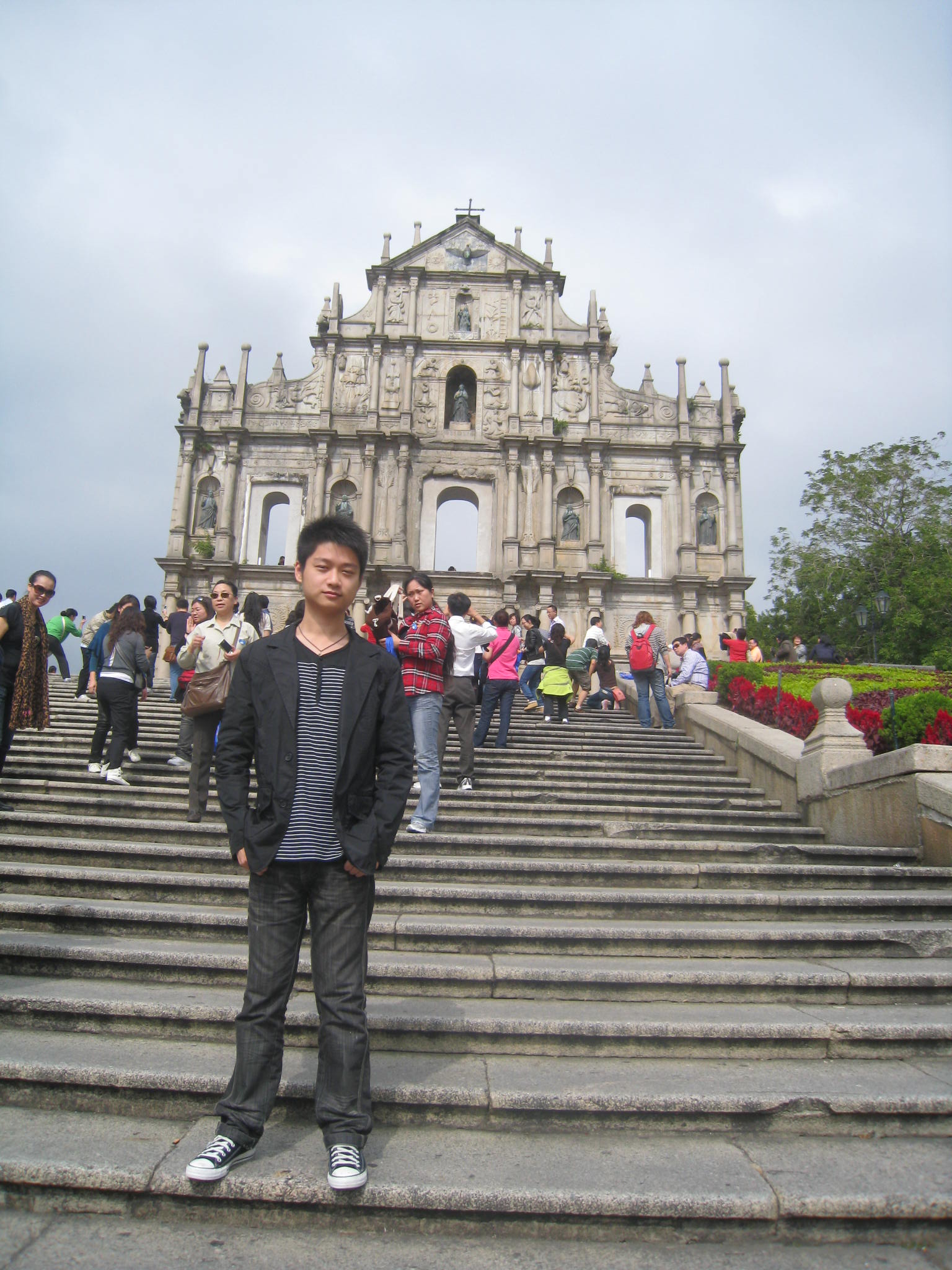 沈琪玮同学在澳门大三巴牌坊前