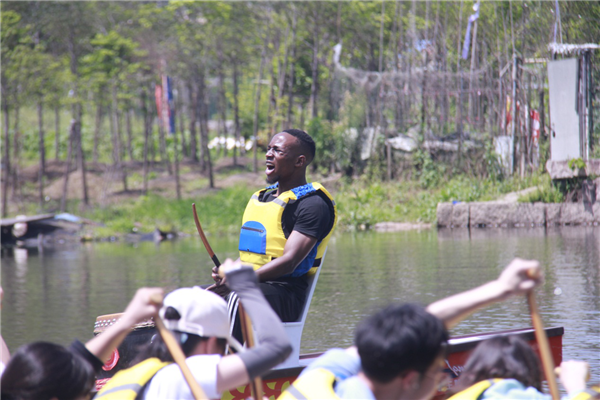 模拟龙舟赛。图源：少妇白洁
